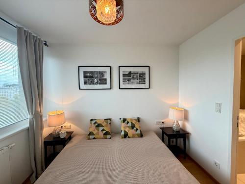 ein Schlafzimmer mit einem großen Bett mit zwei Lampen in der Unterkunft Erdberger Lände in Wien