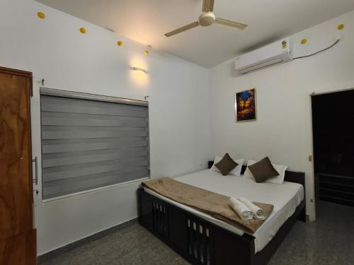 Ένα ή περισσότερα κρεβάτια σε δωμάτιο στο Whitefort Rohini Homestay