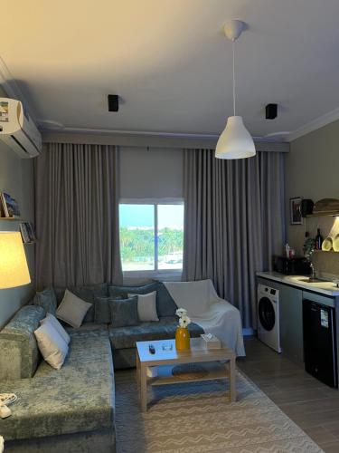 a living room with a couch and a table at شقة Modern غرفة نوم وصالة in Al Madinah