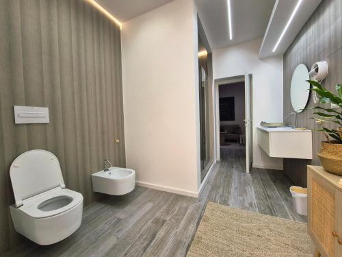 モルフェッタにあるVico V - Appartamento finemente arredato vicino al Porto e al centro con Wi-Fi veloceのトイレと洗面台付きのバスルーム