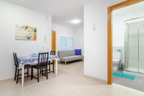 comedor con mesa y sillas y baño en Arinaga Playa 3, en Agüimes
