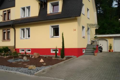 ein Haus mit einem Garten davor in der Unterkunft Ferienwohnung Anna Vollmer in Gengenbach