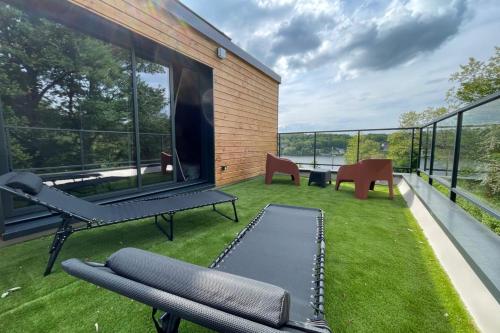 Μπαλκόνι ή βεράντα στο Les Terrasses du Lac - Vu sur le lac - 500m de la plage de fougères