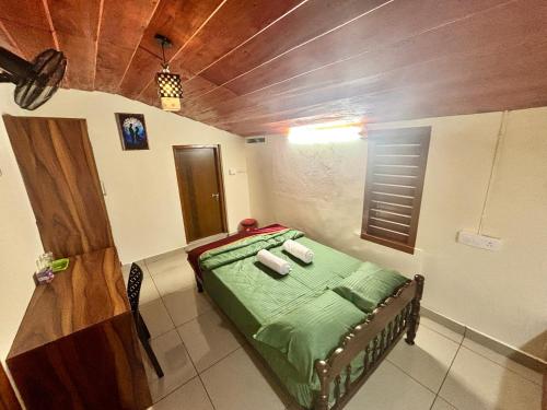 Un dormitorio con una cama verde en una habitación. en Kodiyadans Kooh, en Meenangadi