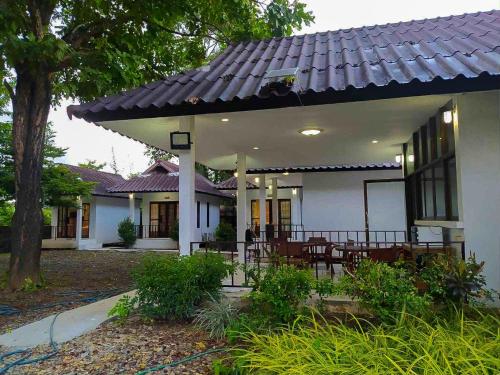 a house with a patio with a roof at A-Thip House in Pai