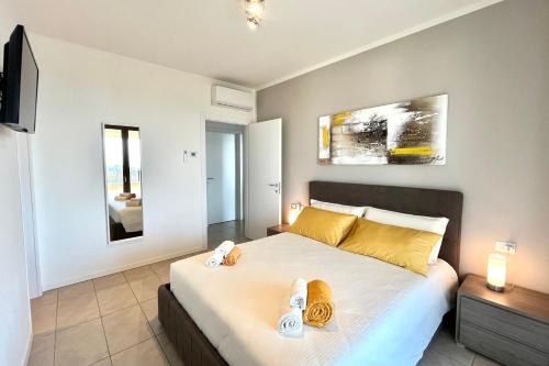 Ένα ή περισσότερα κρεβάτια σε δωμάτιο στο Trilocale con Terrazza tra Lecco, Milano e Como