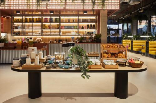 Una mesa con comida en un restaurante. en The Social Hub Barcelona Poblenou, en Barcelona