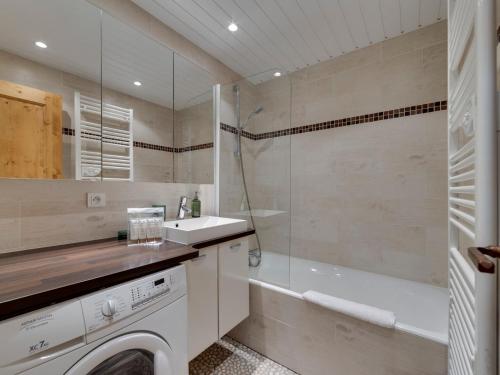 a laundry room with a washing machine and a tub at Appartement cosy à Tignes le Lac, proche pistes, 5 pers., wifi, linge fourni, ménage inclus - FR-1-641-101 in Tignes