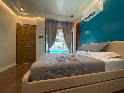 Ένα ή περισσότερα κρεβάτια σε δωμάτιο στο ShowmeAngel Residence Club with Pool