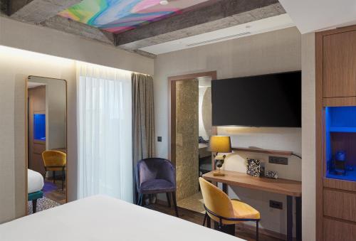 NYX Hotel Thessaloniki — Photo of the whole room