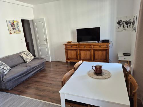 Μια τηλεόραση ή/και κέντρο ψυχαγωγίας στο Charming & practical near Paris