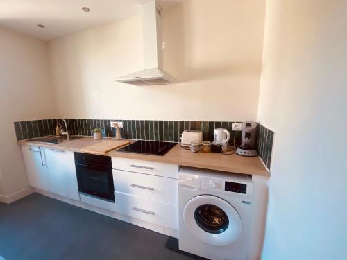 a kitchen with a washer and a washing machine at LOustal d Henri 3 chambres in Luc