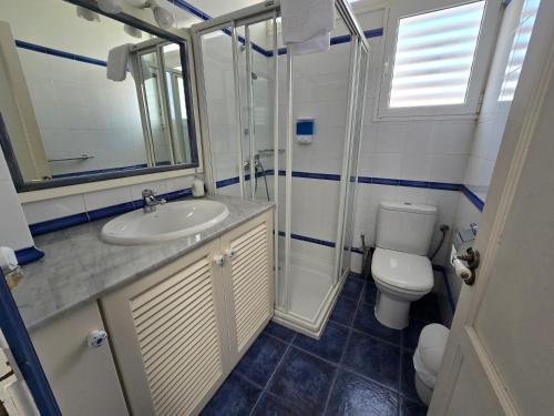 un bagno con lavandino e WC di Aguazul-323 a Tías