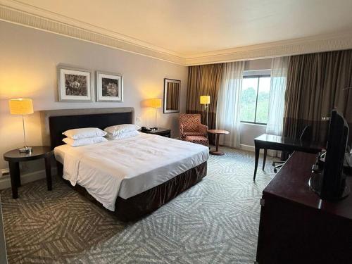 ヨハネスブルグにあるRoyal Majestic Hotelのベッドと机があるホテルの部屋