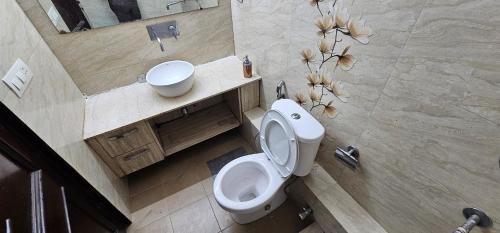 Ένα μπάνιο στο Sky Bloom 2BHK Luxury Homestay