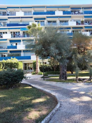 a palm tree in front of a building at Le Galop Bleu in Cagnes-sur-Mer
