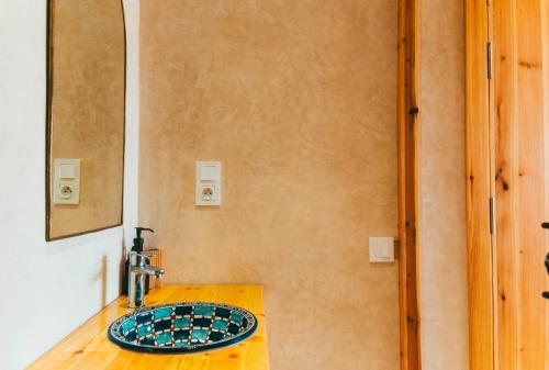 un baño con lavabo y espejo en SURFHALLA Morocco, en Imsouane