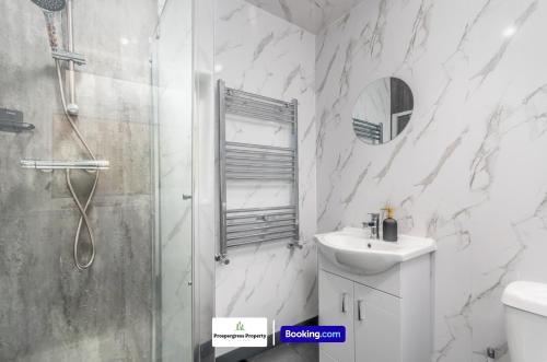 Bilik mandi di Modern 2BDR House By Prospergress Property Short Lets & Serviced Accommodation Coventry With Free Parking, Games and Near University Hospital, Coventry City Centre