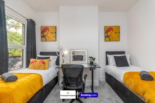 Katil atau katil-katil dalam bilik di Modern 2BDR House By Prospergress Property Short Lets & Serviced Accommodation Coventry With Free Parking, Games and Near University Hospital, Coventry City Centre