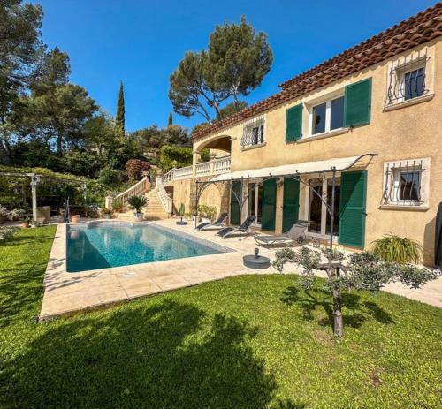 una casa con piscina in giardino di Studio GINKGO a Pierrefeu-du-Var