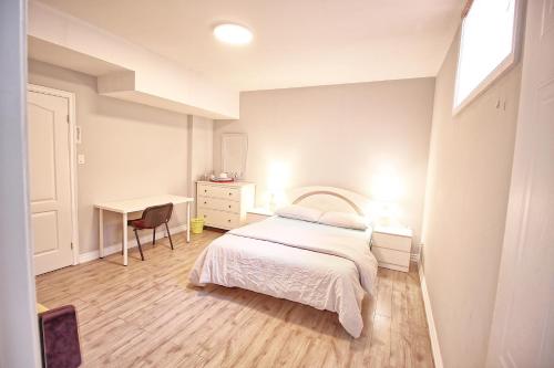 ヴォーンにあるBright Basement & Private Bathroom, free Parkingのベッドと机のある小さな寝室