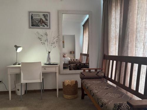 ein Schlafzimmer mit Schreibtisch und Bett mit Spiegel in der Unterkunft At Harmony in Germiston