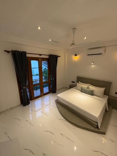 a bedroom with a large bed and a window at The Green Loft Rooms in Ahangama