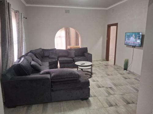 una sala de estar con un sofá y una mesa en Good Morning Retreat, en Springs