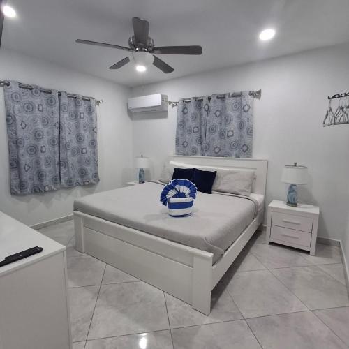 a bedroom with a bed and a ceiling fan at Caribbean Breeze- 4 Bedroom- 4 ensuite bathrooms in Oranjestad