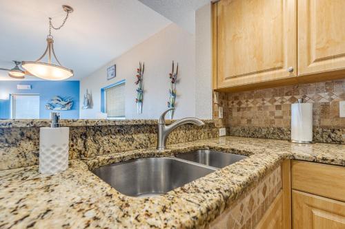 Una cocina o cocineta en Sunset Sands from Oasis Getaways