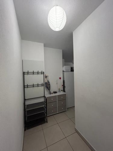 une cuisine avec un mur blanc et un réfrigérateur dans l'établissement CocoonJacuzzi, à Marseille