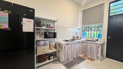 Cuisine ou kitchenette dans l'établissement Tuaran Minimalist Style Fantasy Home