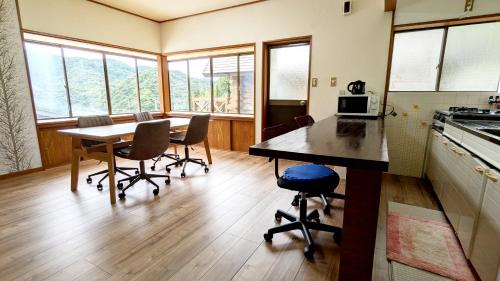 Η κουζίνα ή μικρή κουζίνα στο コテージ自給自足 伊根