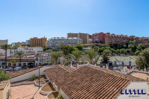 een uitzicht op een stad met palmbomen en gebouwen bij 2 BR Beach and Pool By Better Bookings in Arroyo de la Miel