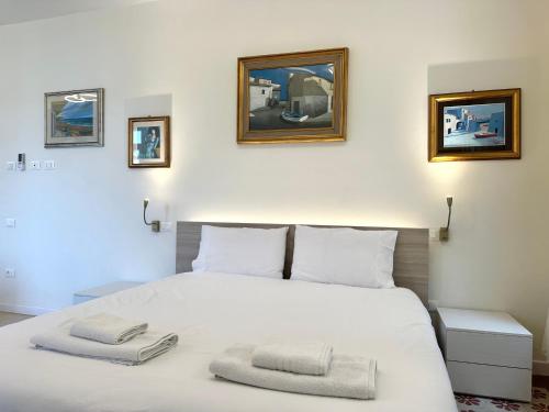 Un dormitorio con una cama blanca con dos toallas encima. en Ca' D'Agostino, en Battaglia Terme