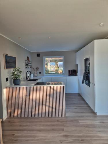 une cuisine avec des murs bleus et un plancher en bois dans l'établissement Villa with amazing view! Free Parking, à Tomasjorda