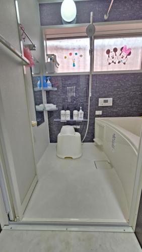 千葉市にあるYAHouseの部屋の中にトイレ付きの小さなバスルーム