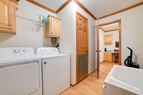 un lavadero con lavadora y secadora en Spacious Getaway 5 Mins to Garden of the Gods, en Karbers Ridge