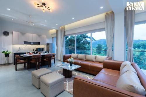 una sala de estar con un sofá y una mesa en StayVista at Oriana Palms with Wifi and Pool, en Igatpuri