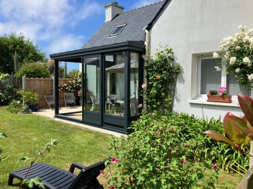 an extension to a house with a conservatory at Maison à 200m des plages de Brignogan - Holiday Home-Fereinhaus in Brignogan-Plages