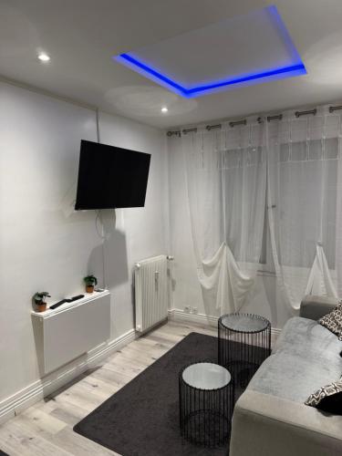 TV a/nebo společenská místnost v ubytování Le petit écrin de Deauville