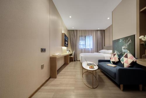 Ένα ή περισσότερα κρεβάτια σε δωμάτιο στο Echarm Hotel Guangzhou Gangding Huashi Subway Station Tianhe North Branch