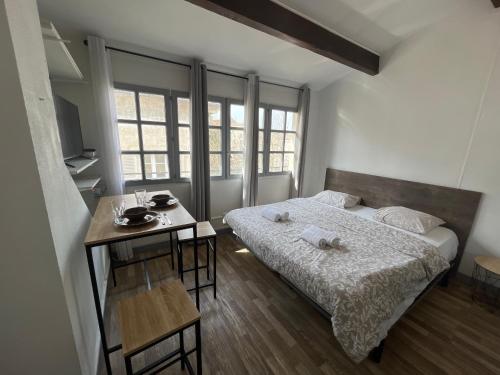 Postel nebo postele na pokoji v ubytování Prune - Studio climatisé 4e place pie