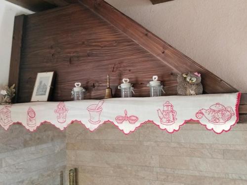 a cat sitting on top of a shelf with teaiments at La Lune de Saint George in Hone