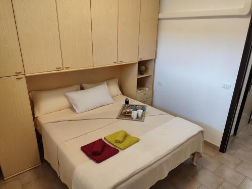 1 dormitorio pequeño con 1 cama con 2 toallas en Casa Maria by Holiday World, en Porto Garibaldi
