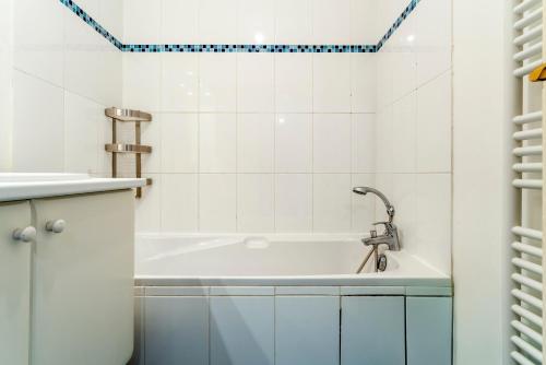 a bathroom with a bath tub and a sink at Chez Marco in Saint-Rémy-de-Provence
