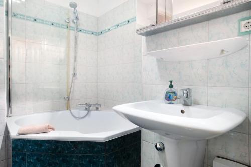 ein Badezimmer mit Waschbecken und Badewanne in der Unterkunft Ferienwohnung am Gespensterwald in Nienhagen