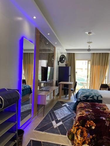 Un dormitorio con una cama con iluminación violeta. en فلورينزا الخمسين, en Hurghada