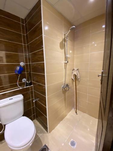 Un baño con inodoro y ducha en فلورينزا الخمسين, en Hurghada