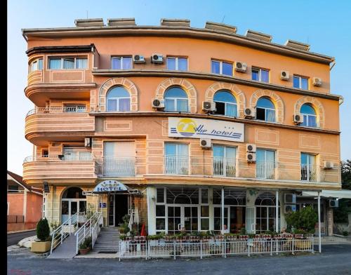 un grand bâtiment orange avec un panneau. dans l'établissement ViP HOTEL, à Skopje